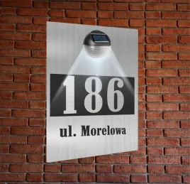 tabliczka-adresowa-oswietlona-z-lampka-pionowa-aluminiowa-numer-na-dom