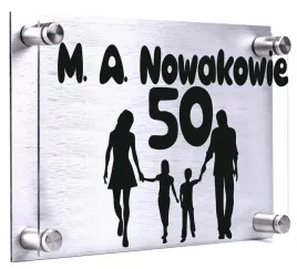 tabliczka-adresowa-rodzinna-30x20-dibond-plexi-dystanse-montazowe
