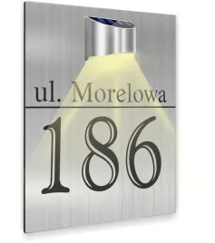 tabliczka-srebrna-dibond-numer-domu-i-adres-lampka-solarna-pionowa-30x20-cm