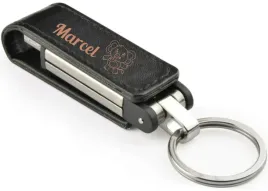 pamiatka-ekoskora-pendrive-z-grawerem-z-imieniem-dziecka-czarny-16-gb