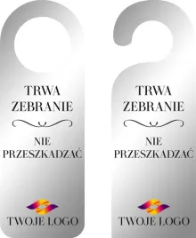 zawieszka-na-drzwi-hotelowa-srebrna-z-nadrukiem-logo-trwa-zebranie