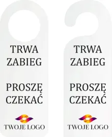 zawieszka-na-drzwi-klamke-hotelowa-trwa-zabieg-z-twoim-logo-nadruk-na-plexi
