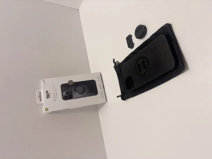 plecki-sp-connect-do-apple-iphone-13-pro-czarny-funkcje-ladowanie-indukcyjne