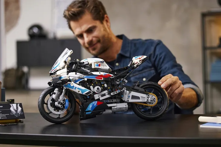 lego-technic-bmw-m-1000-rr