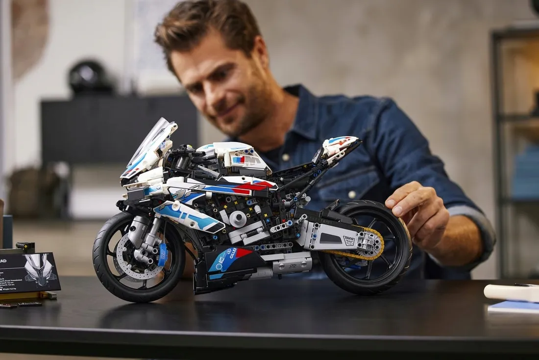 lego-technic-bmw-m-1000-rr