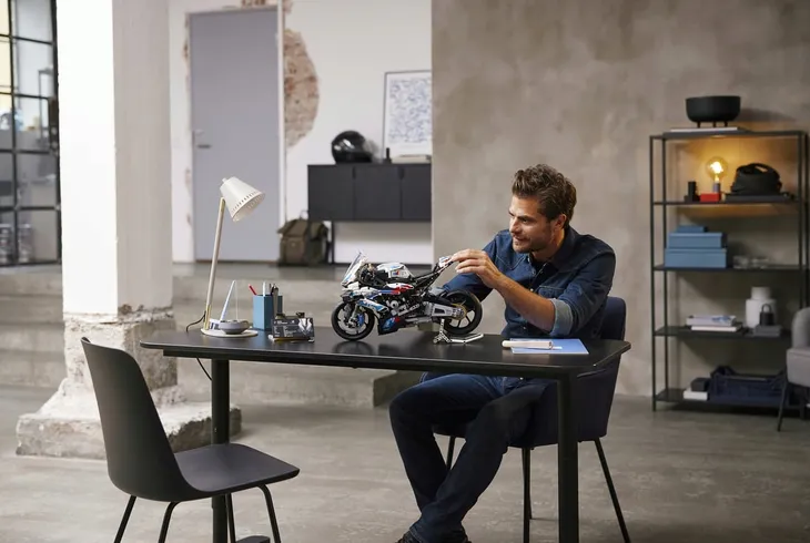 lego-technic-bmw-m-1000-rr