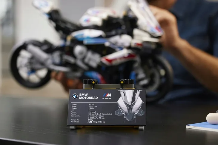 lego-technic-bmw-m-1000-rr