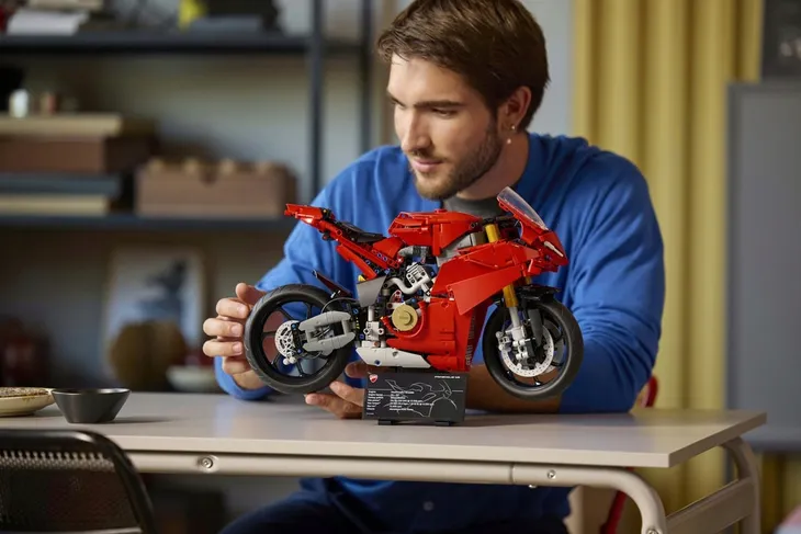 lego-technic-motocykl-ducati-panigale-v4-s