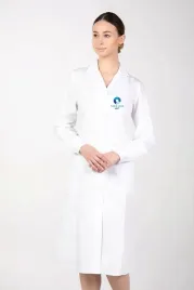 fartuch-medyczny-laboratoryjny-damski-dlugi-rekaw-haft-z-twoim-logo-napisem