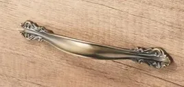 uchwyt-meblowy-retro-zloty-antyczny-96-mm-klasyczny-z-ornamentem