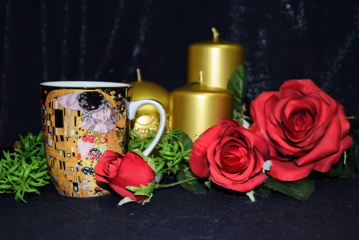 kubek-klimt-400-ml-kolor-czarny-odcienie-zoltego-i-zlota-wielokolorowy
