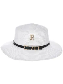 bialy-pleciony-kapelusz-damski-z-czarnym-paskiem-i-ozdobna-litera-r-royalfashion-kap-2014-biale