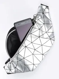srebrna-saszetka-nerka-z-geometrycznymi-panelami-royalfashion-nerka-srebrne