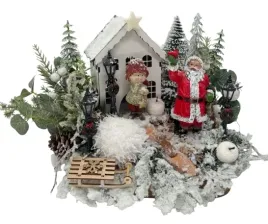 stroik-swiateczny-zimowy-z-domkiem-mikolajem-chlopcem-i-lampkami-led