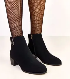 czarne-botki-na-slupku-z-elegancka-ozdoba-sevira