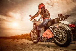 fototapeta-na-wymiar-kobieta-na-motocyklu-zachod
