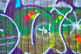 fototapeta-spray-graffiti-mur-napis-fiolet-zielen