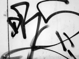 fototapeta-graffiti-mur-rysunki-spray-czarny