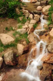 fototapeta-natura-skaly-strumyk-na-wymiar