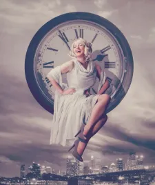 fototapeta-kobieta-w-sukience-zegar-miasto-retro