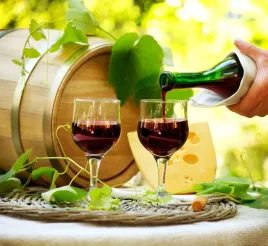 fototapeta-kuchenna-do-kuchni-wino-ser-winogrona