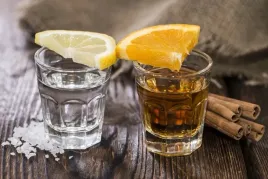 fototapeta-kuchenna-kieliszki-wodka-cytryna