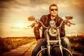 fototapeta-zachod-slonca-mezczyzna-na-motocyklu