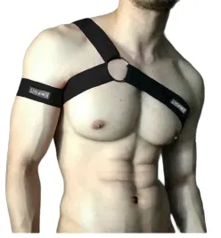 meska-uprzaz-na-ramie-i-tors-czarny-harness-z-paskami-i-metalowym-kolkiem