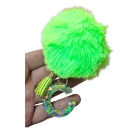 brelok-do-kluczy-literka-c-pompon-zielony-zawieszka-prezent-alfabet