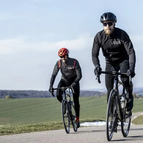 kurtka-rowerowa-rogelli-infinite-softshell-wlasciwosci-elementy-odblaskowe-oddychajace-odprowadzajace-wilgoc-szybkoschnace-termiczne-wiatroszczelne-wodoszczelne