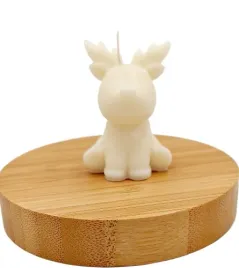 sojowa-swieczka-zapachowa-55-cm-27-g-siedzacy-renifer-handmade-frezja