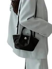 shein-czarna-torebka-kuferek-z-ozdobna-klamra-1ha
