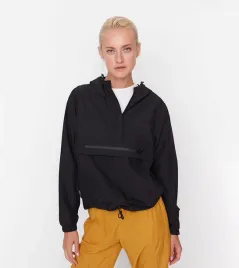 trendyol-czarna-kurtka-softshell-z-kapturem-do-bioder-34-6fa