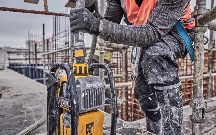 wibrator-akumulatorowy-dewalt-dcps320n-powershift-powerpack-waga-urzadzenia-5-5-kg