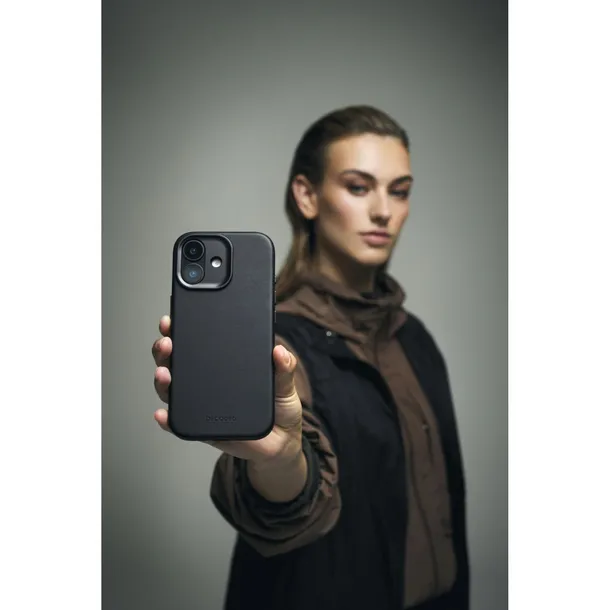 decoded-leather-backcover-iphone-17-black