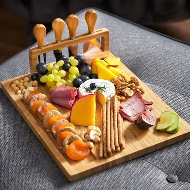 deska-do-serwowania-serow-wedlin-przekasek-przystawek-z-nozami-bambusowa-linia-tastecraft