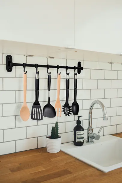 drazek-kuchenny-reling-szyna-wieszak-czarny-haczyki-organizer-50-cm-dlugosc-calkowita-50-cm