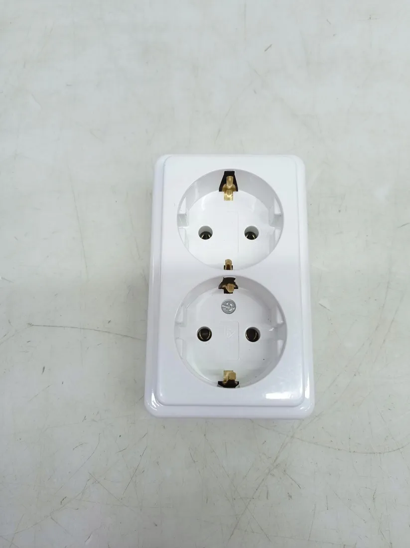 gniazdo-elektryczne-scienne-kopp-biale