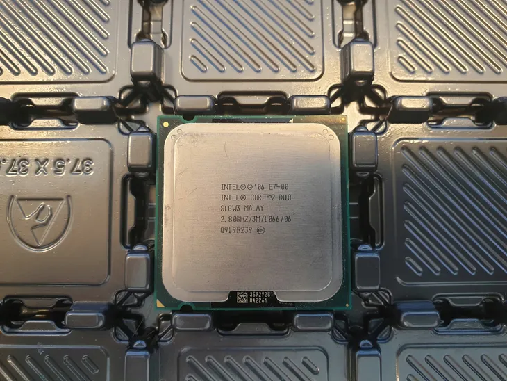 intel-core-2-duo-e7400-28-3-1066-slb9y-liczba-rdzeni-procesora-2