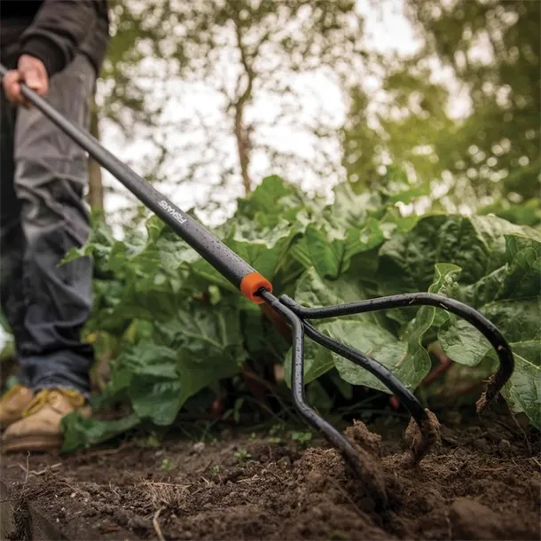 kultywator-ogrodowy-solid-1016034-fiskars-waga-z-opakowaniem-0-675-kg