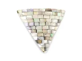 broszka-z-masy-perlowej-trojkatna-z-mozaika-geometryczna-elegancka