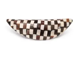broszka-z-masy-perlowej-z-mozaika-geometryczna-eleganckaczarno-biala