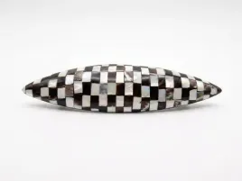 broszka-z-masy-perlowej-lodka-z-mozaika-geometryczna-elegancka