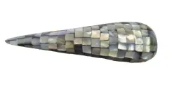 broszka-z-masy-perlowej-leska-z-mozaika-geometryczna-elegancka