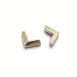 naroznik-metalowy-ozdobny-zloty-20x6-mm-do-albumow-100-szt