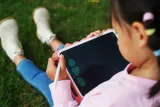 10-tablet-do-rysowania-bemi-doodle-niebieski-wiek-dziecka-2-lata