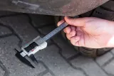 suwmiarka-analogowa-top-tools-150-mm-waga-z-opakowaniem-0-1-kg