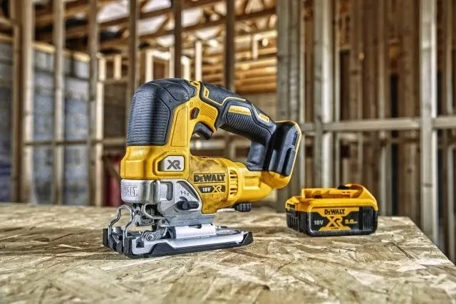 dewalt-dcs334nt-wyrzynarka-18v-brushless-maksymalna-moc-700-w