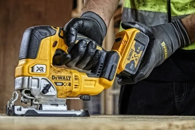 dewalt-dcs334nt-wyrzynarka-18v-brushless-glebokosc-ciecia-w-drewnie-135-mm