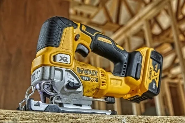 dewalt-dcs334nt-wyrzynarka-18v-brushless-glebokosc-ciecia-w-aluminium-25-mm